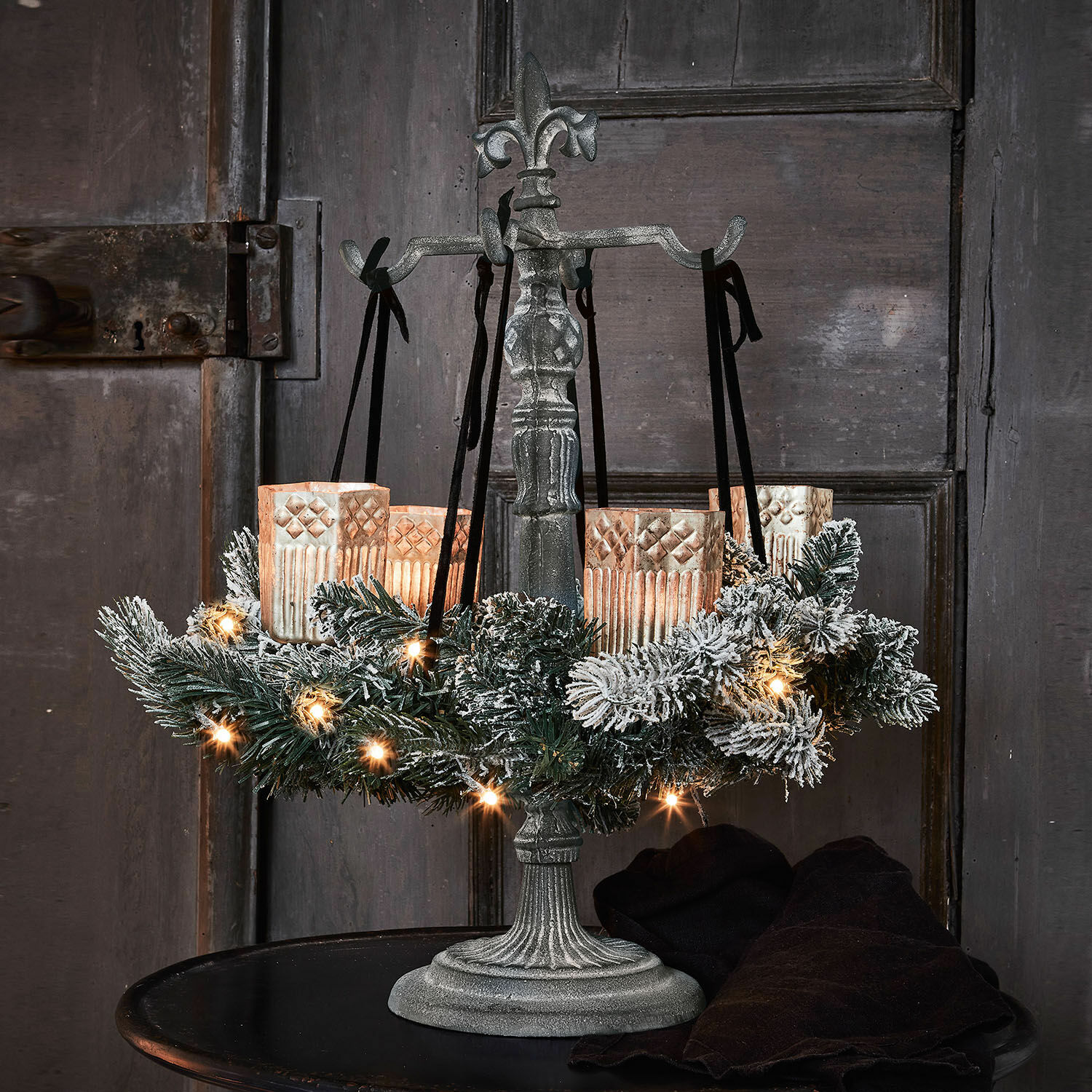 Kranshouder Antwan Metalen kandelaar met dennentakken en LED-lichtjes als kerstdecoratie