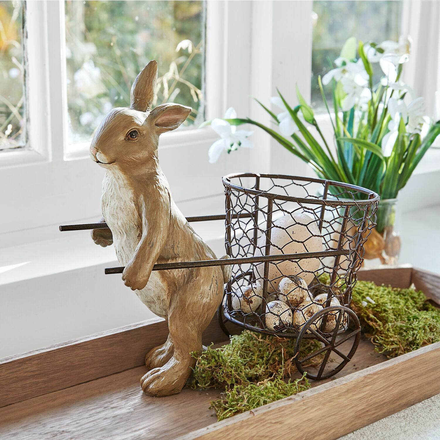 Paashaas Tadino Decoratief resin konijn met metalen mand gevuld met eieren voor lente interieurdecoratie