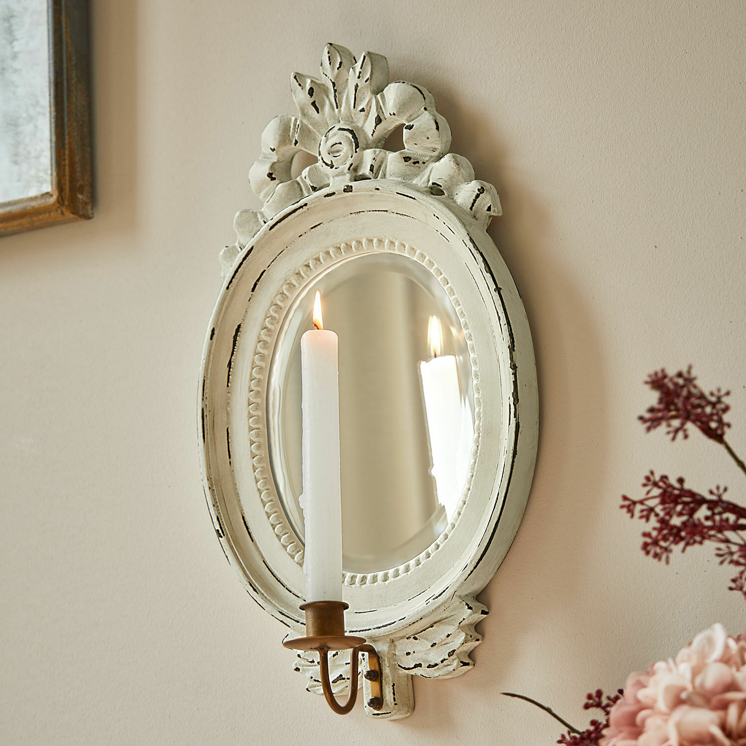 Wandkandelaar Vallombre Ovaal wandspiegel met witte verweerde lijst en messing kandelaar voor interieurdecoratie