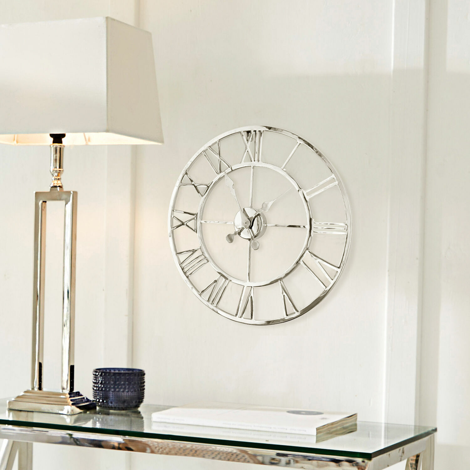 Klok Houston Ronde metalen wandklok met zilveren afwerking en Romeinse cijfers, modern design voor woonkamer