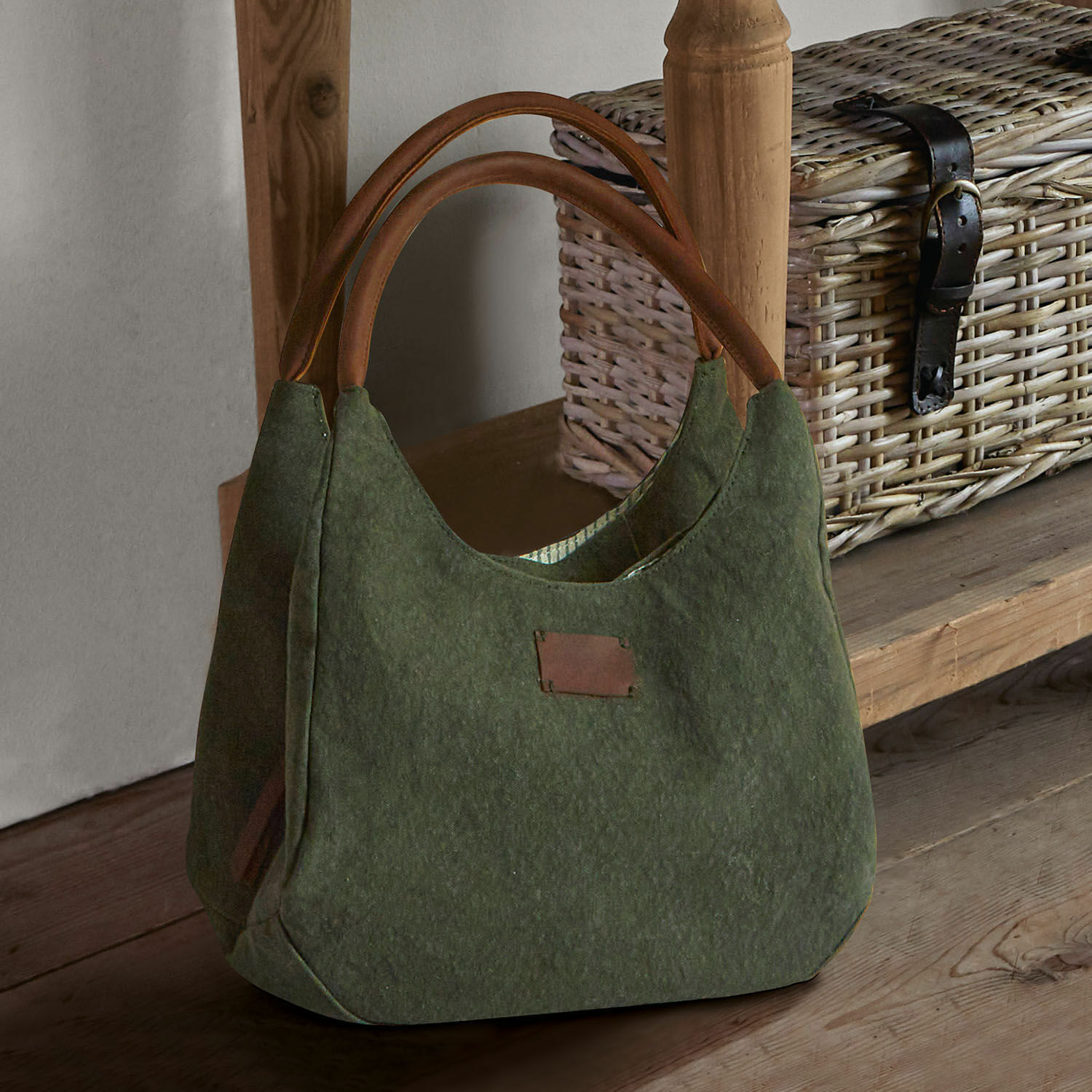 Sac Lucie Sac vert en feutre avec poignées en cuir marron posé sur une table en bois, sac de courses