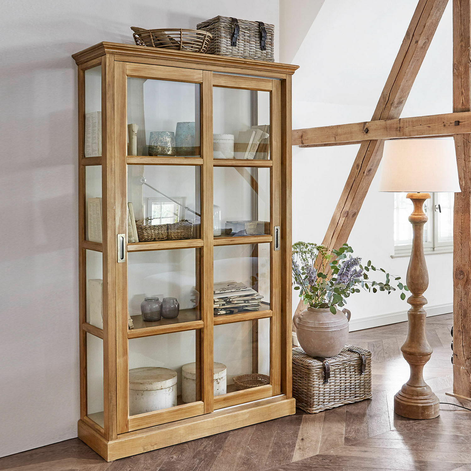 Kast Etienne Houten vitrinekast met glazen schuifdeuren in natuurlijke kleur voor stijlvolle woonkamer