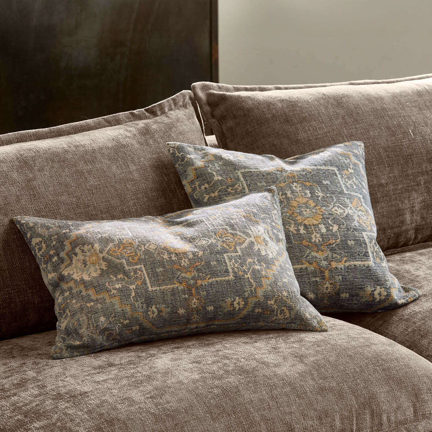 Kussenhoes set van 2 Brenrin Twee decoratieve kussens met blauw patroon op een bruine stoffen bank, vintage stijl, woontextiel