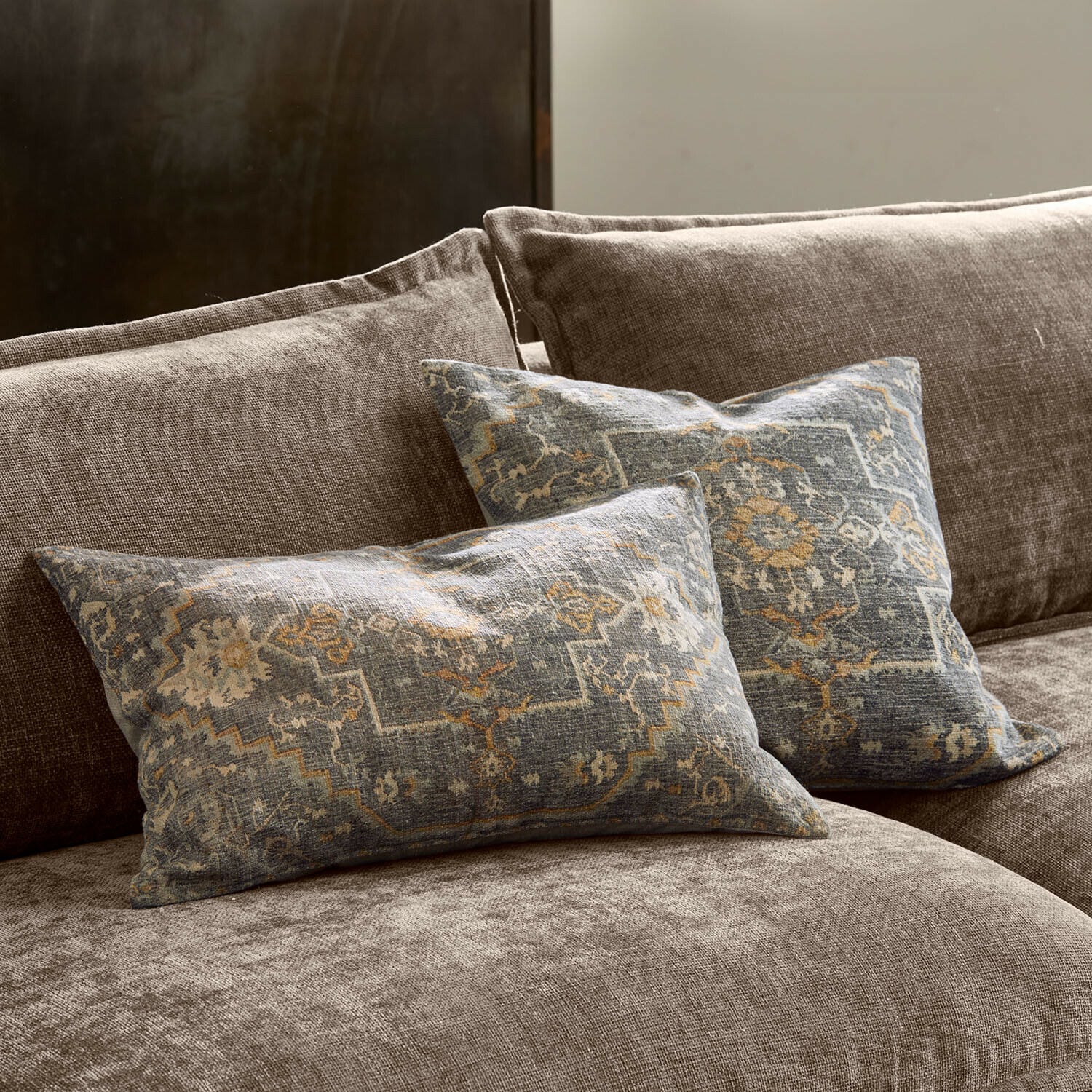 Lot de 2 housses de coussins Brenrin Deux coussins décoratifs à motif bleu sur un canapé en tissu marron, style vintage, accessoires salon