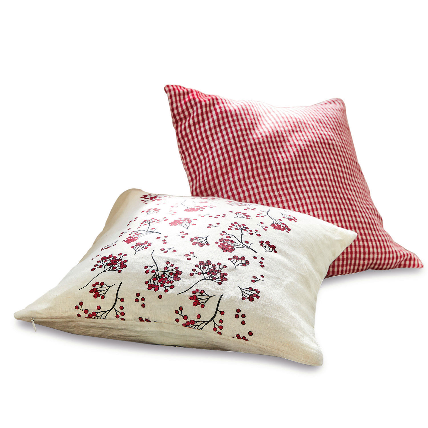 Deux coussins décoratifs en lin, un à carreaux rouge et blanc, l'autre avec motif de baies rouges