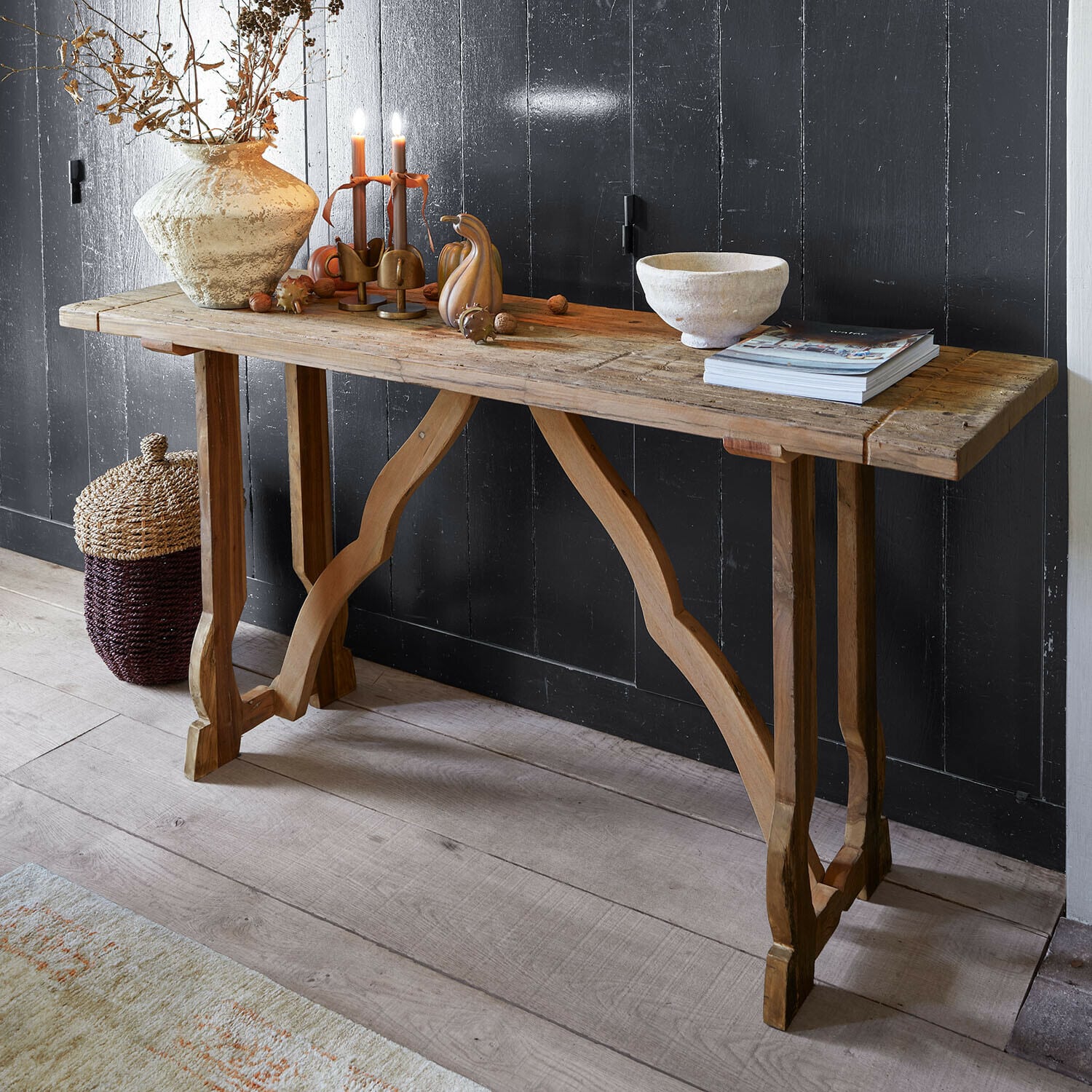 Wandtafel Montévine Rustieke houten sidetable met decoraties en kaarsen voor een zwarte muur