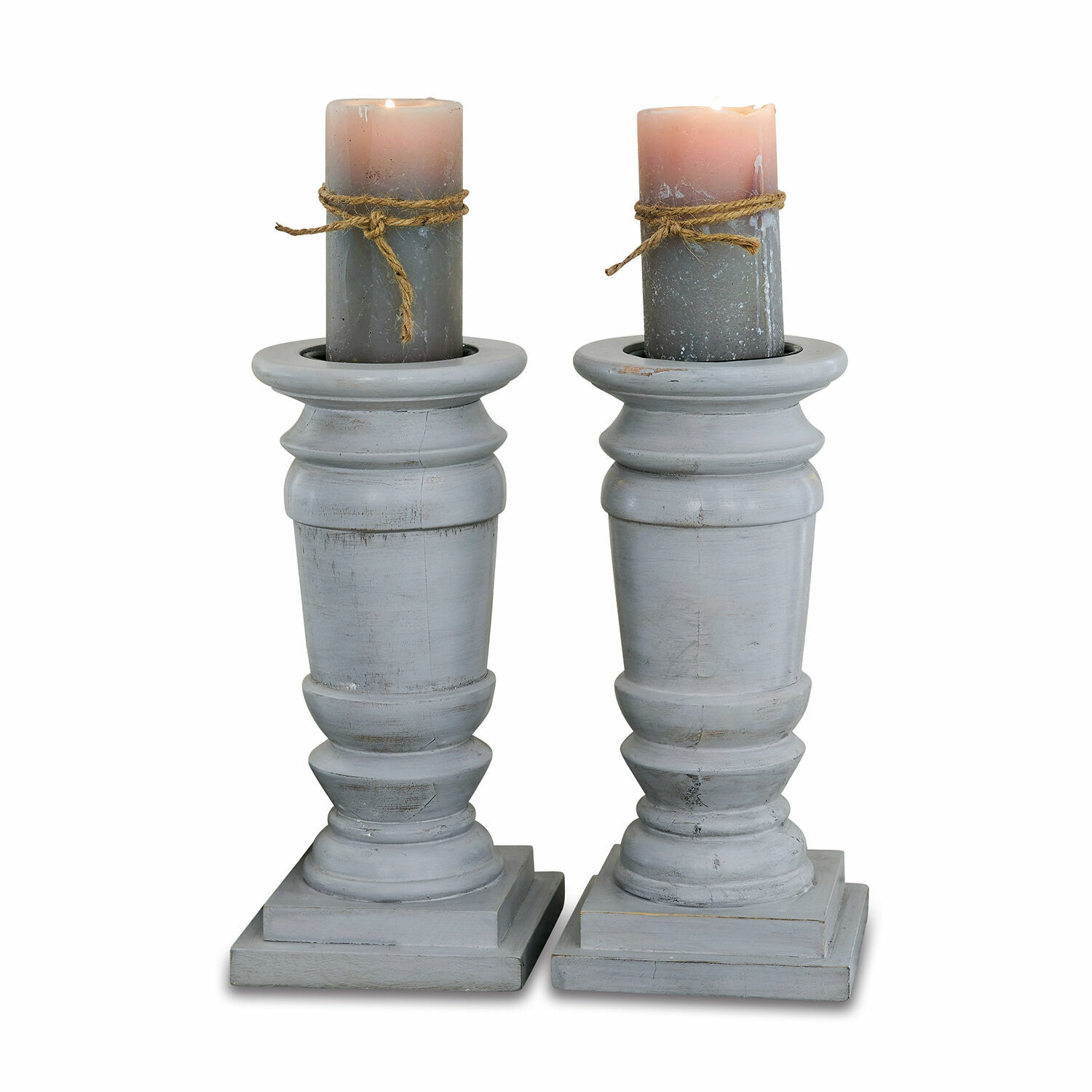 Kandelaar set van 2 Lobata Set van twee grijze houten kandelaren met roze-grijze kaarsen en decoratief touw