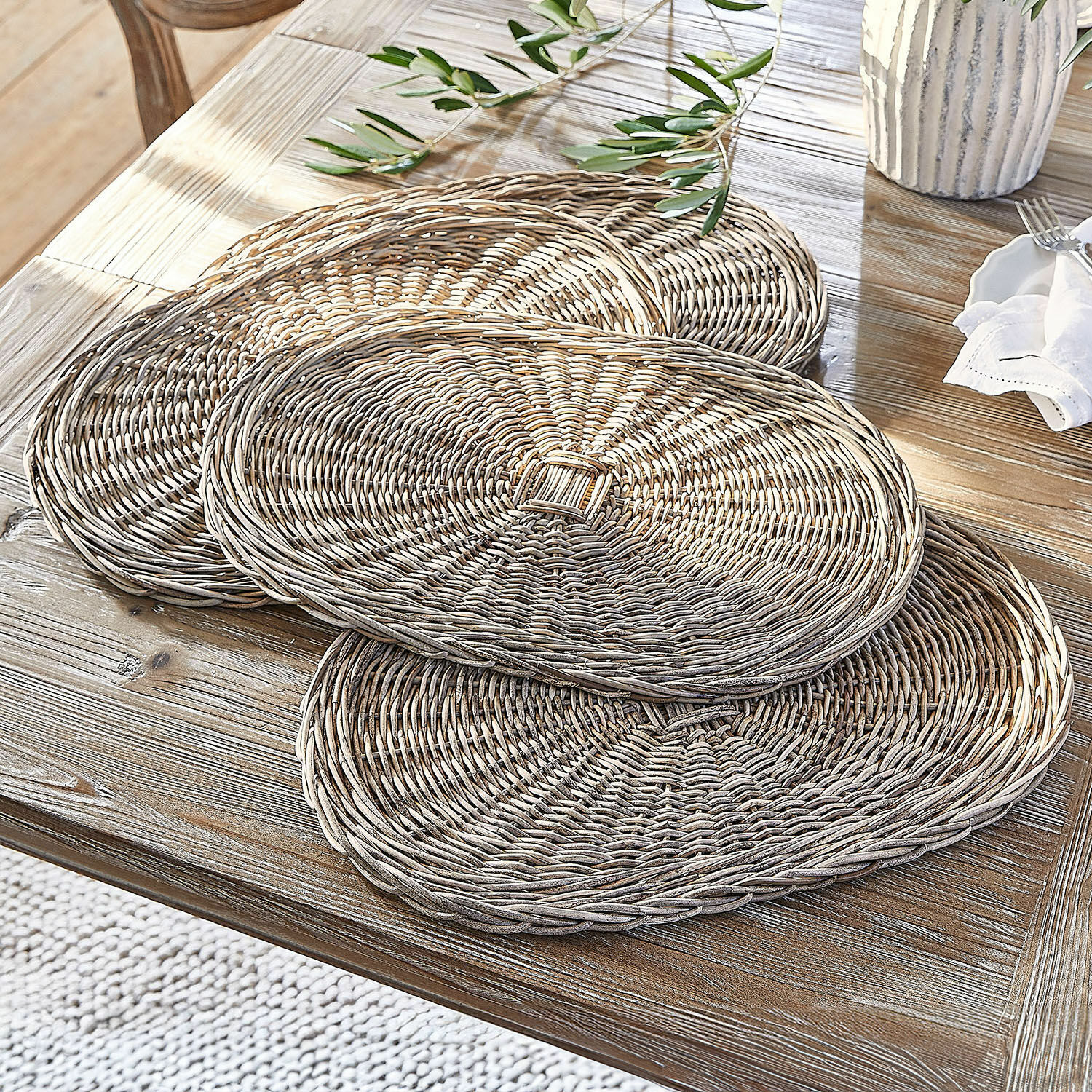 Placemat set van 4 Villoray Set ronde placemats van natuurlijke riet op een houten tafel