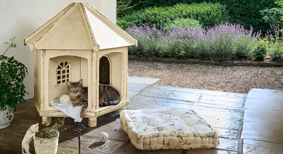 Beige houten kattenpaviljoen met kussen en kat erin, comfortabele schuilplaats voor huisdieren
