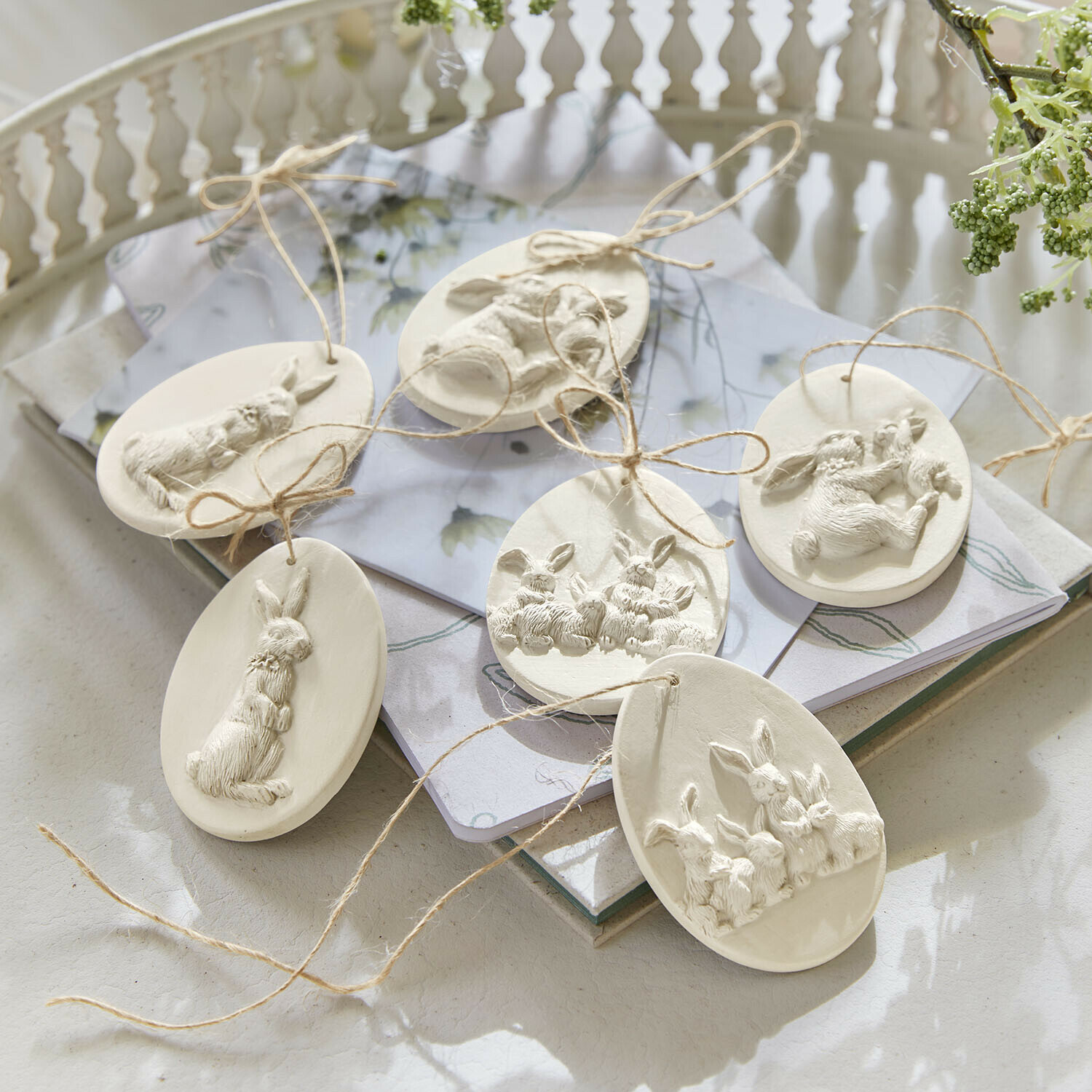 Hanger set van 6 Jasélie Witte klei paasdecoraties met konijnenmotief aan touwtje, feestelijke hangdecoratie