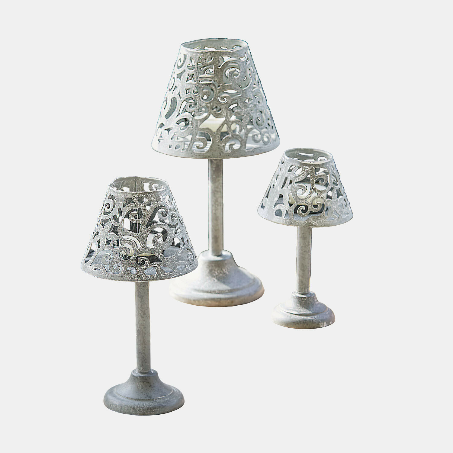 Windlichtje set van 3 Belori Set van drie zilverkleurige metalen kandelaren met opengewerkt patroon voor interieurdecoratie