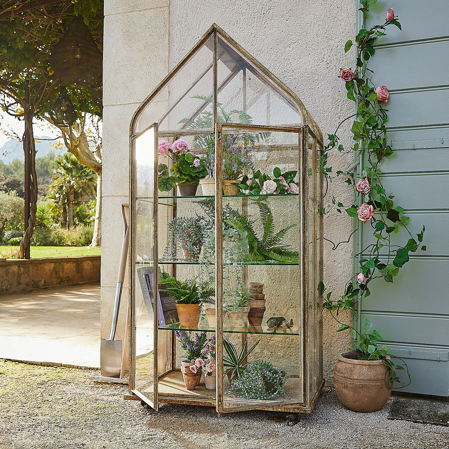 Plantenkas Belfaux Vintage metalen kas met glas en potplanten, geschikt voor tuinplanten en bloemen.