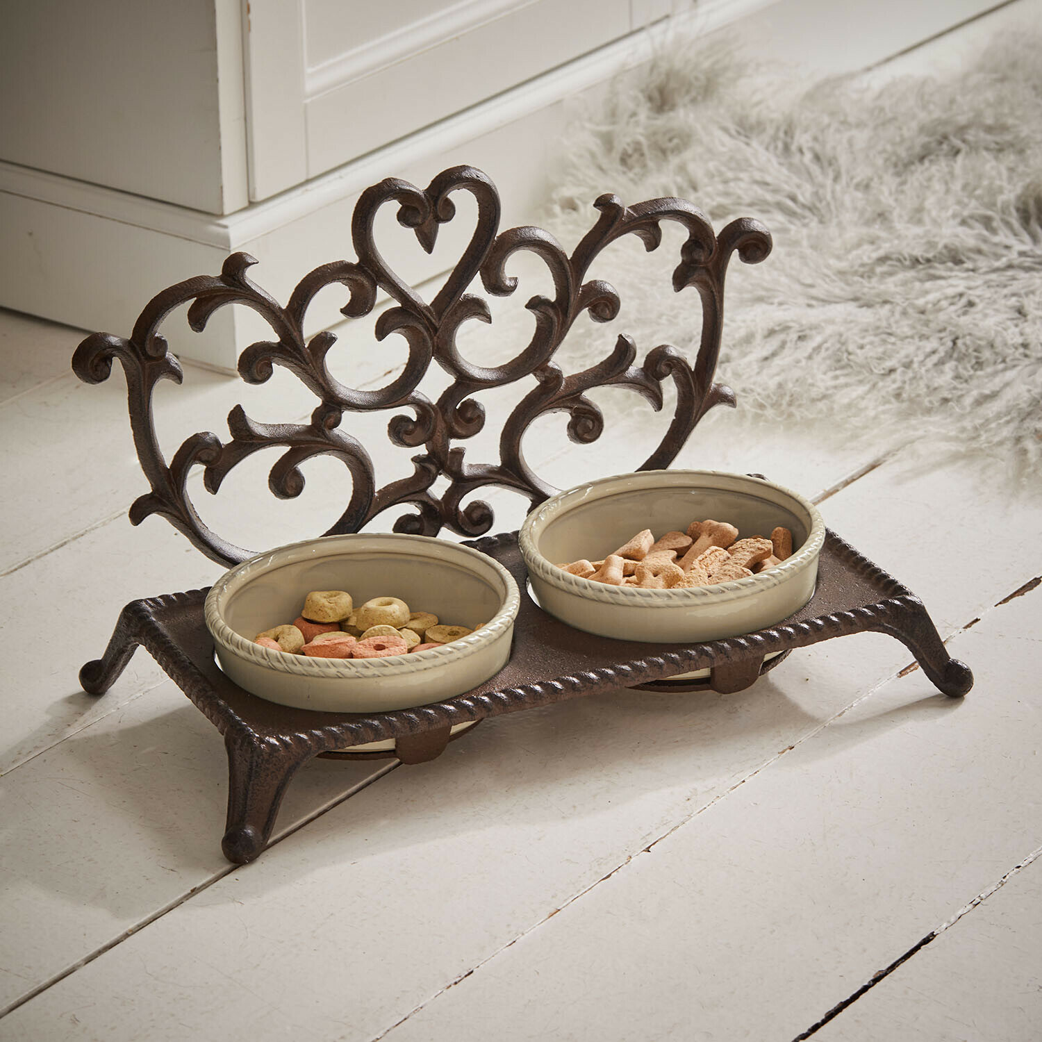 Double gamelle en céramique dans un support en fer forgé au design vintage pour animaux