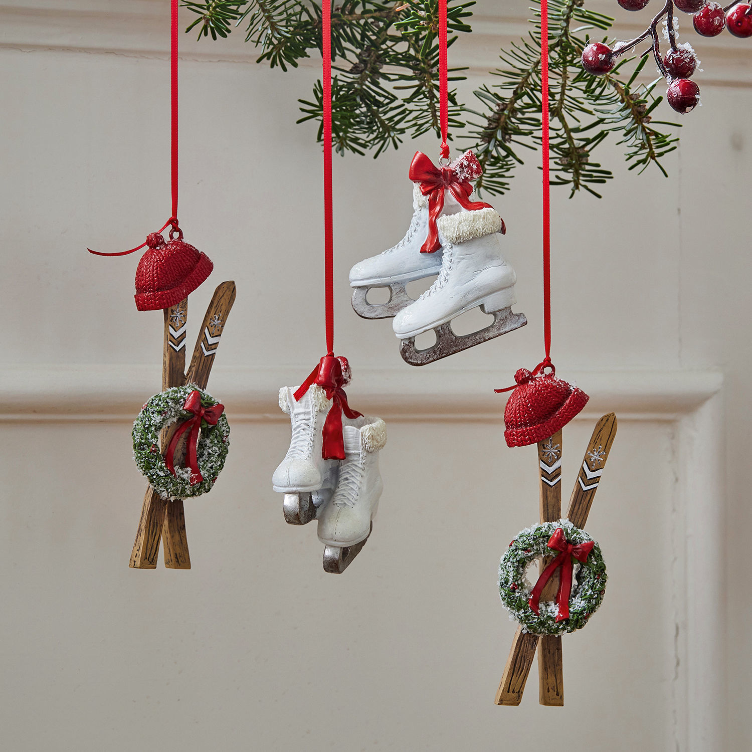 Lot de 4 décorations à suspendre Papeta Décorations de Noël avec patins blancs, bonnets rouges et couronnes vertes ornées de rubans rouges