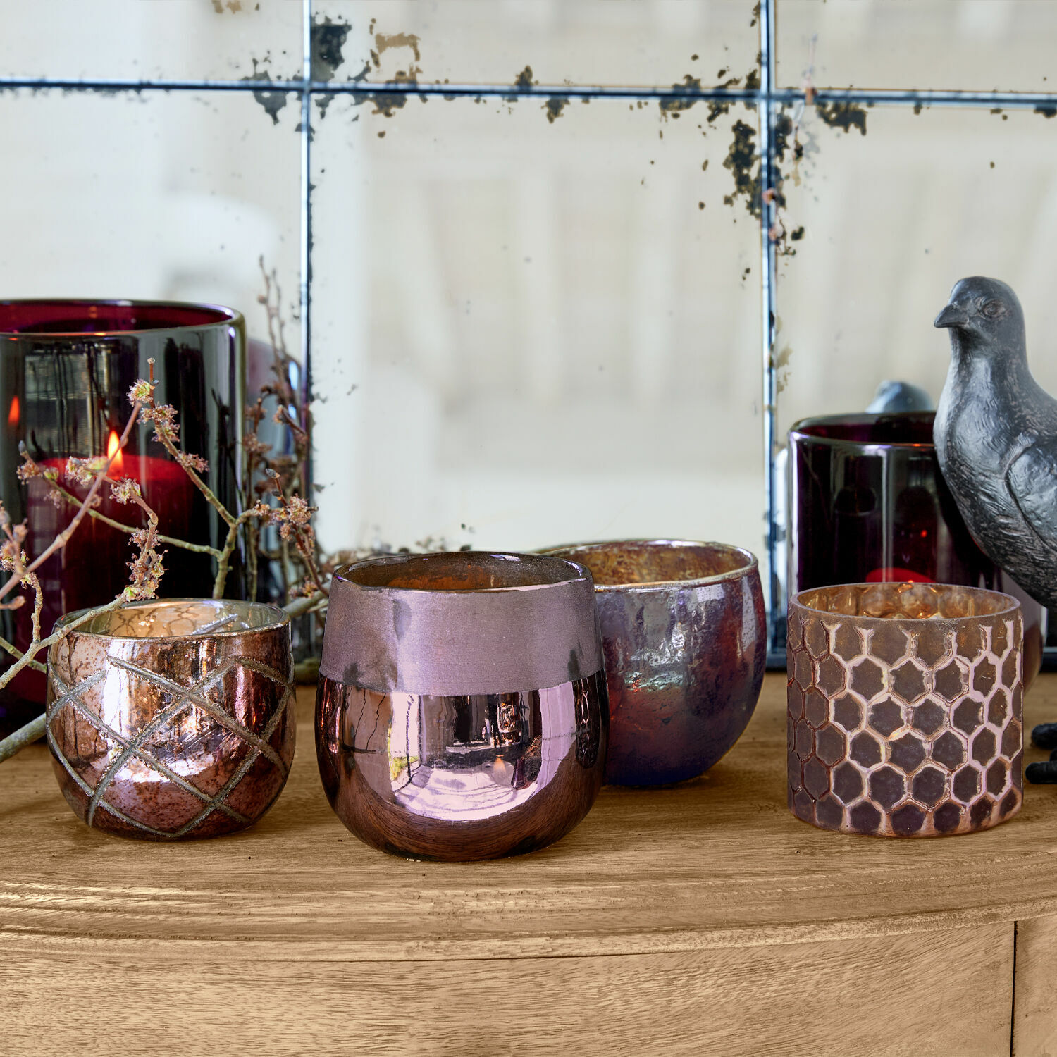 Windlicht set van 4 Marine Set van vier koperen decoratieve theelichthouders op een houten blad met spiegel op de achtergrond