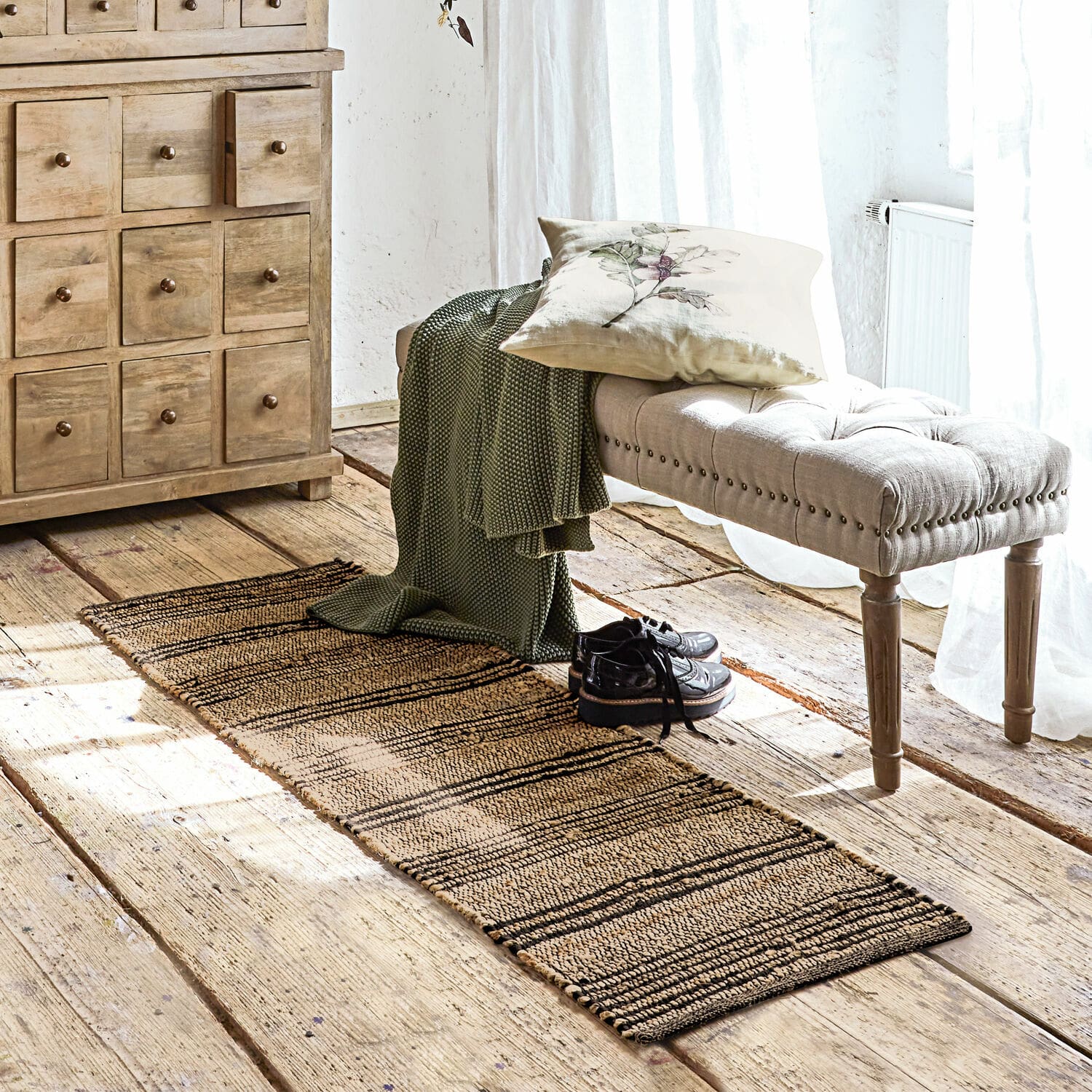 Tapis long Lantenot Tapis couloir étroit en matériau naturel beige et noir sur un sol en bois dans une pièce lumineuse