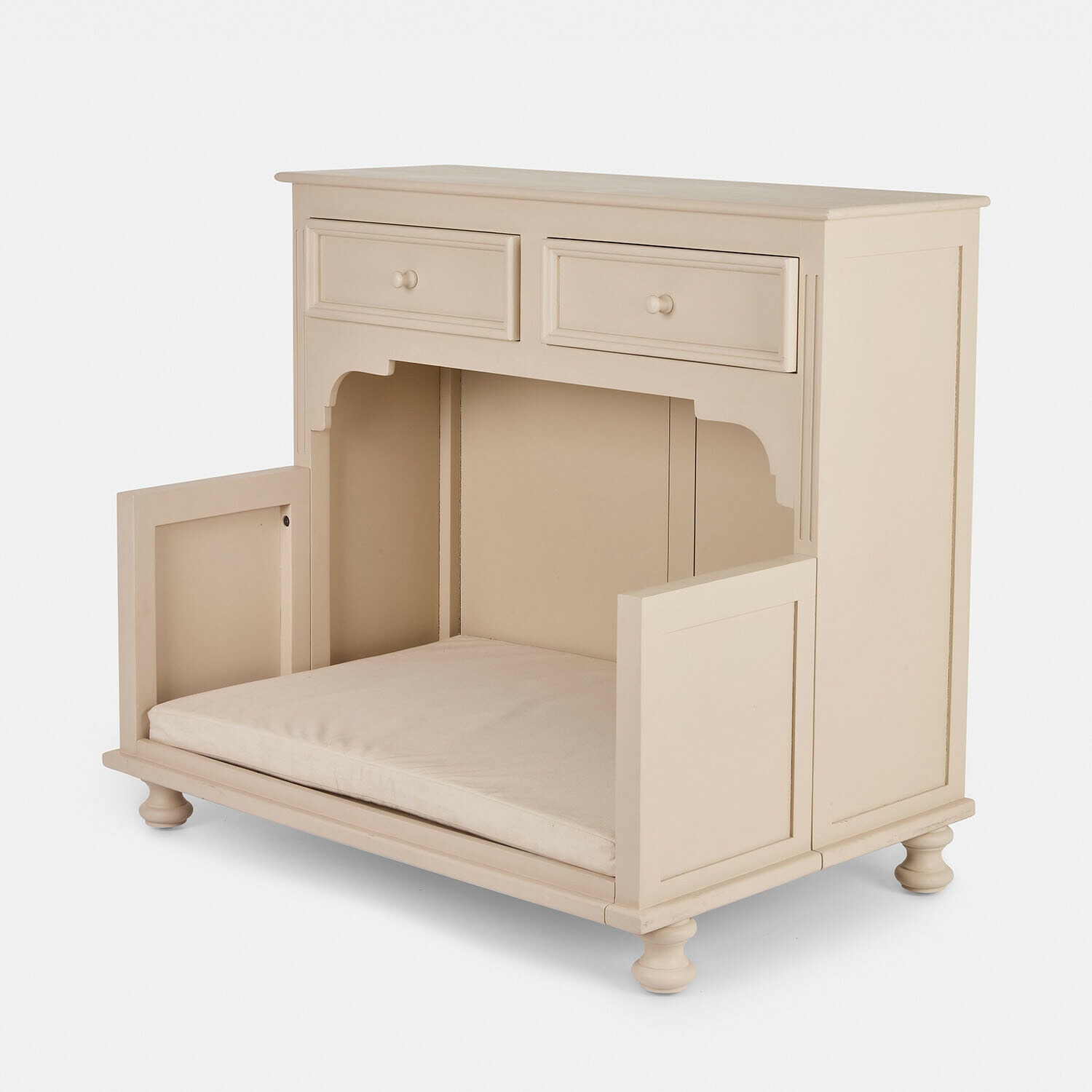 Beige houten kast met twee lades en open ruimte met kussen als zitplaats