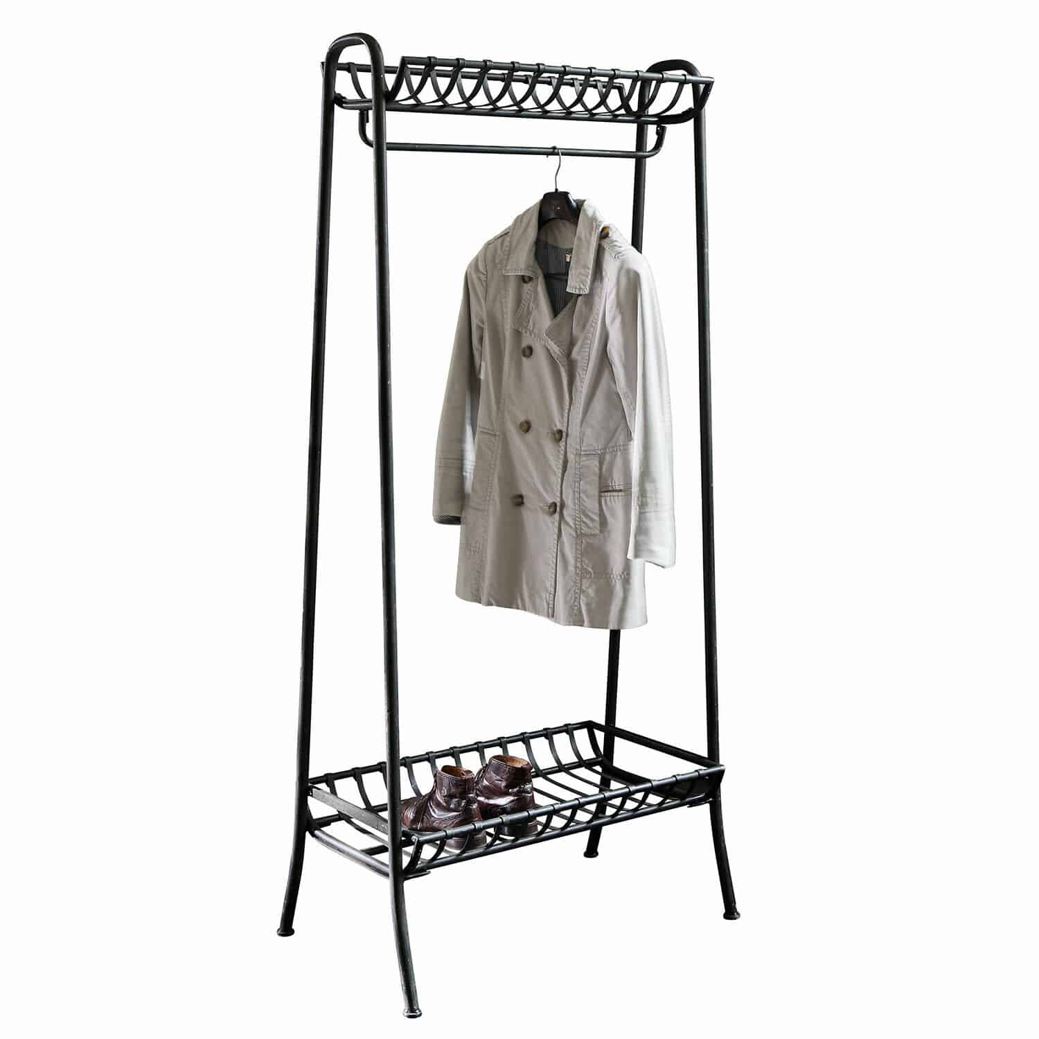 Garderobe Downey Zwarte metalen kapstok met schoenenrek en beige jas, praktisch meubel voor de hal