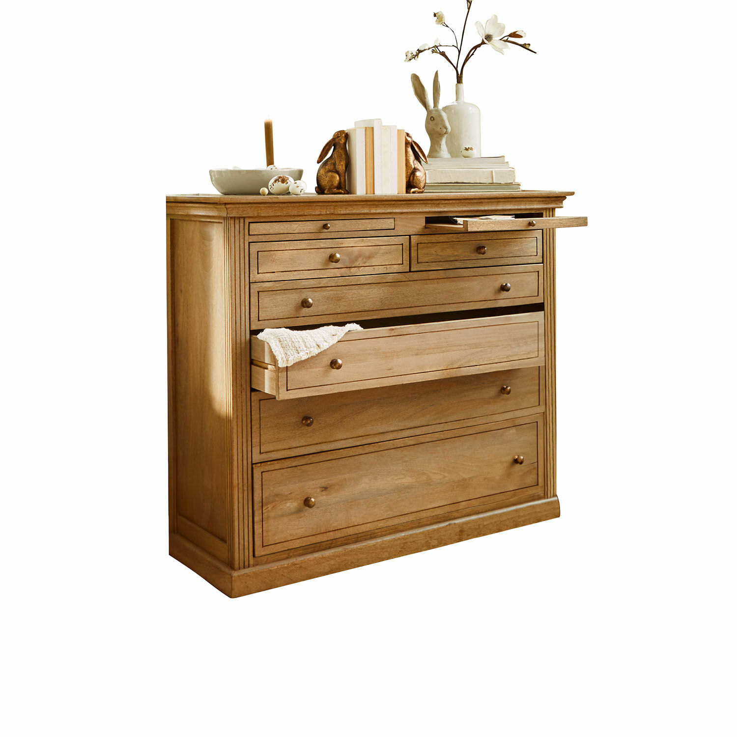 Commode Espoirin Commode en bois naturel avec plusieurs tiroirs et décorations sur le dessus, couleur bois clair