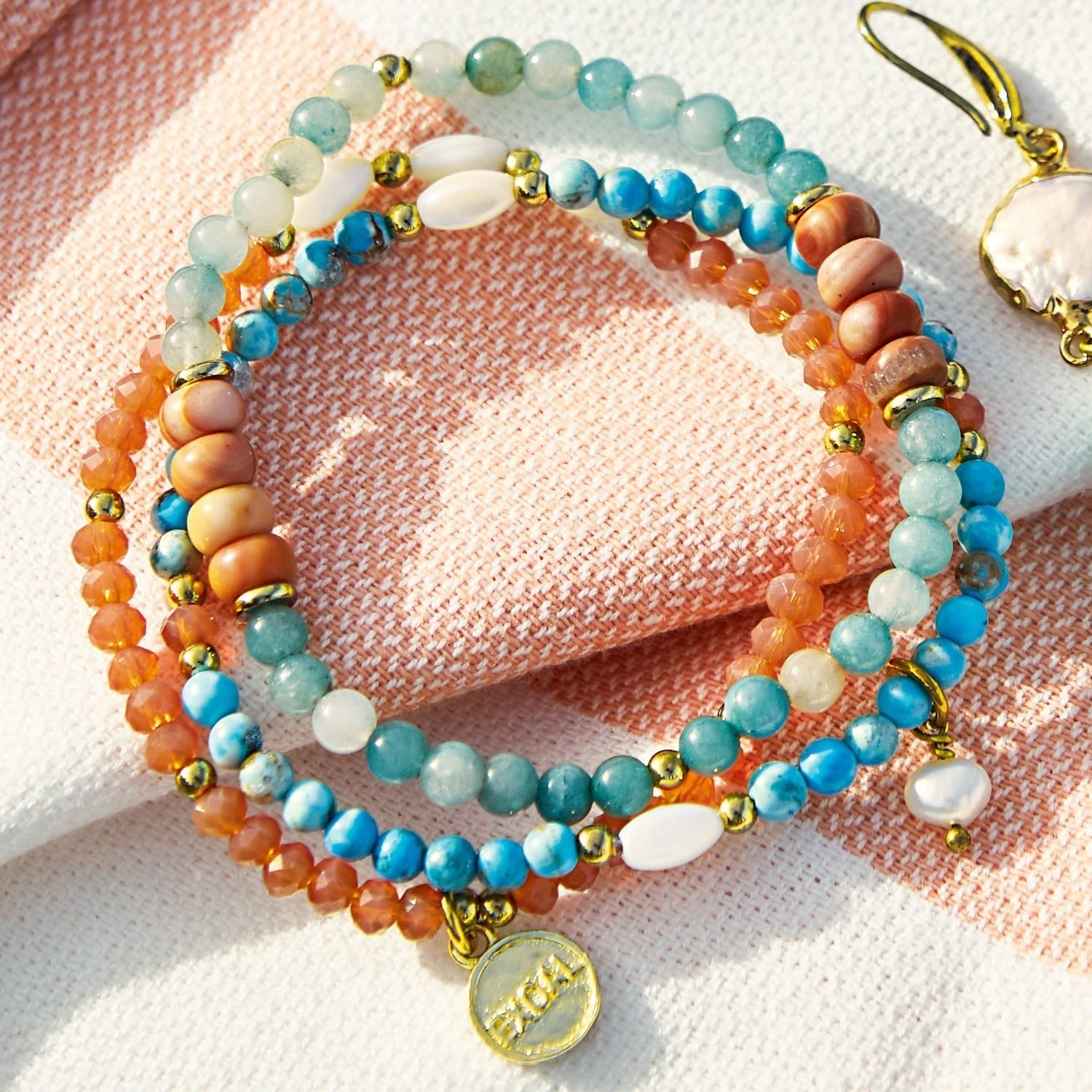 Bracelet coloré en pierres naturelles avec éléments dorés sur fond clair, bijou féminin tendance