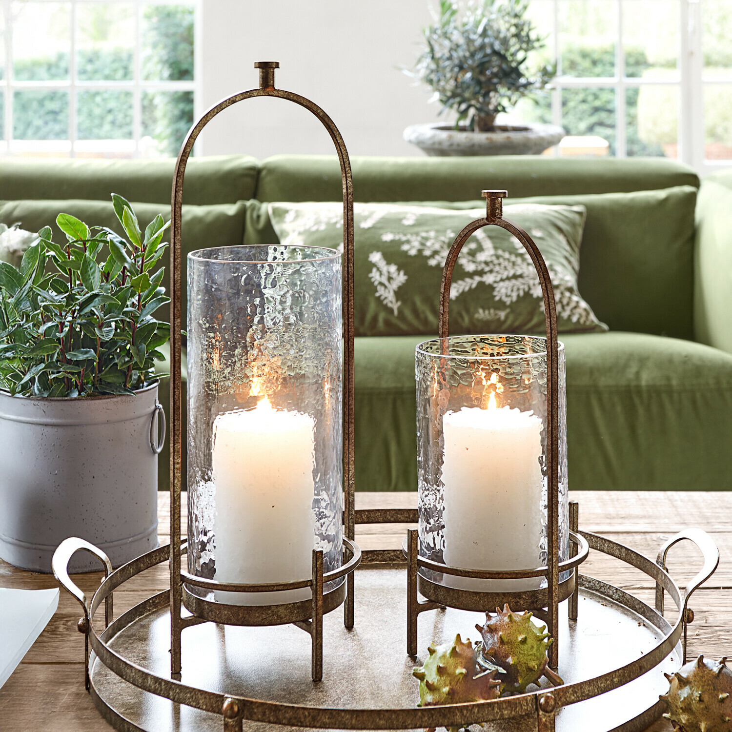 Windlicht set van 2 Aquivar Metalen dienblad met twee glazen kandelaars en witte kaarsen op houten tafel