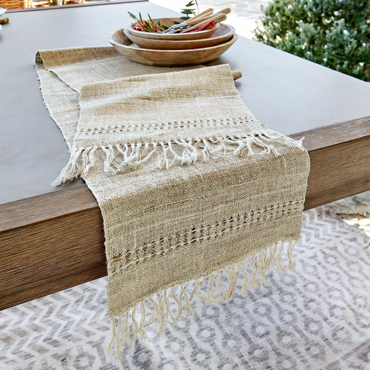 Tafelloper Palmerston Beige linnen tafelloper met franjes op houten tafel, eetkamerdecoratie