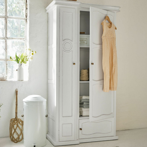Armoire en bois blanc avec portes décoratives et tiroir, style vintage pour rangement de vêtements