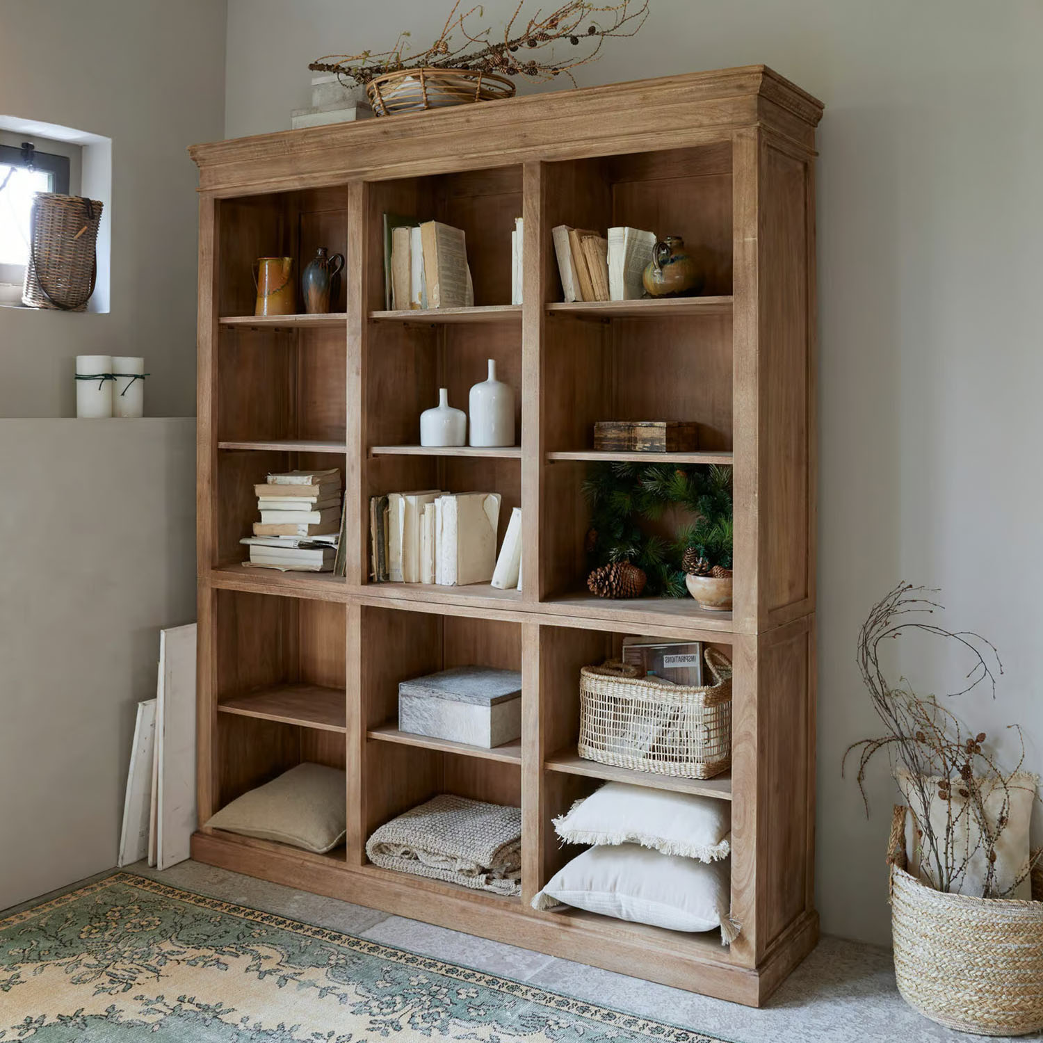 Étagère en bois naturel avec livres et décorations, style rustique pour salon chaleureux