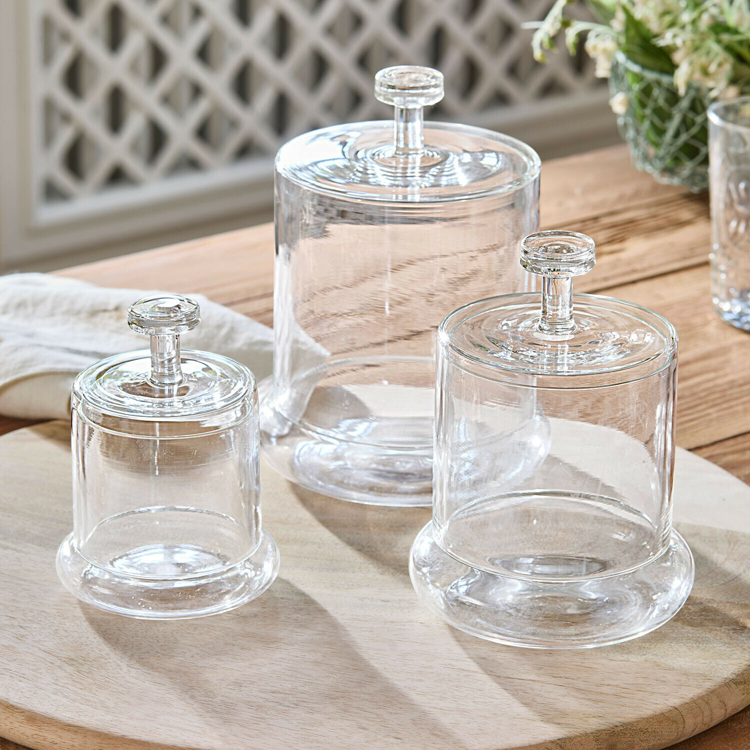 Glazen pot set van 3 Oirlan Set van drie doorzichtige glazen potten met deksels op houten plank voor opslag