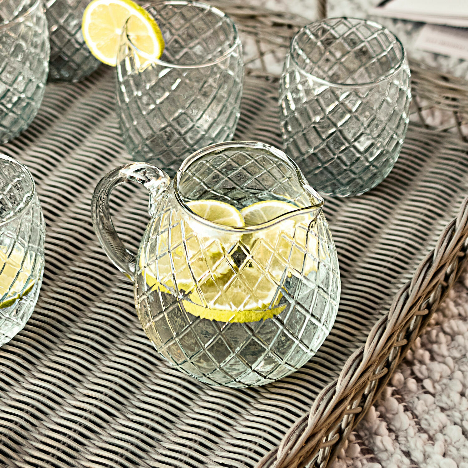 Pichet Corrofin Carafe et verres en verre à motif quadrillé sur un plateau avec tranches de citron, parfaits pour boissons.