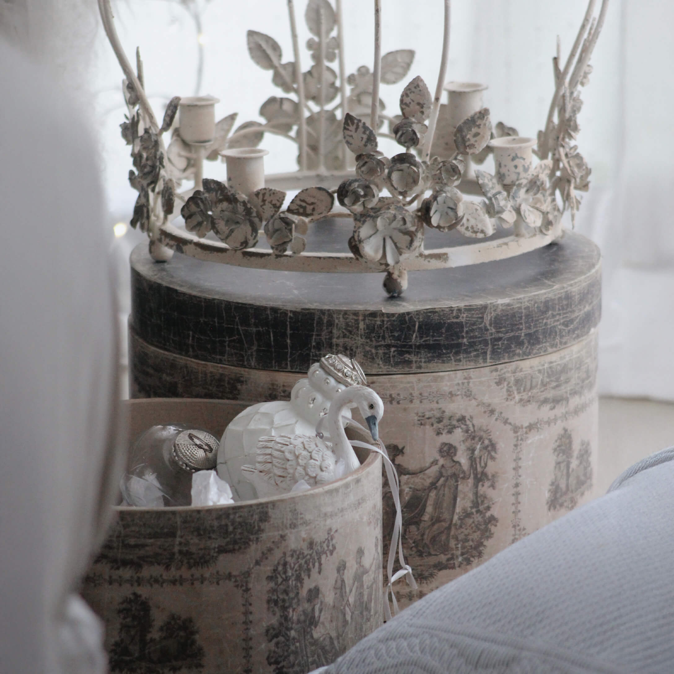 Boîtes décoratives vintage avec couronne bougeoir en métal blanc cassé et ornements floraux