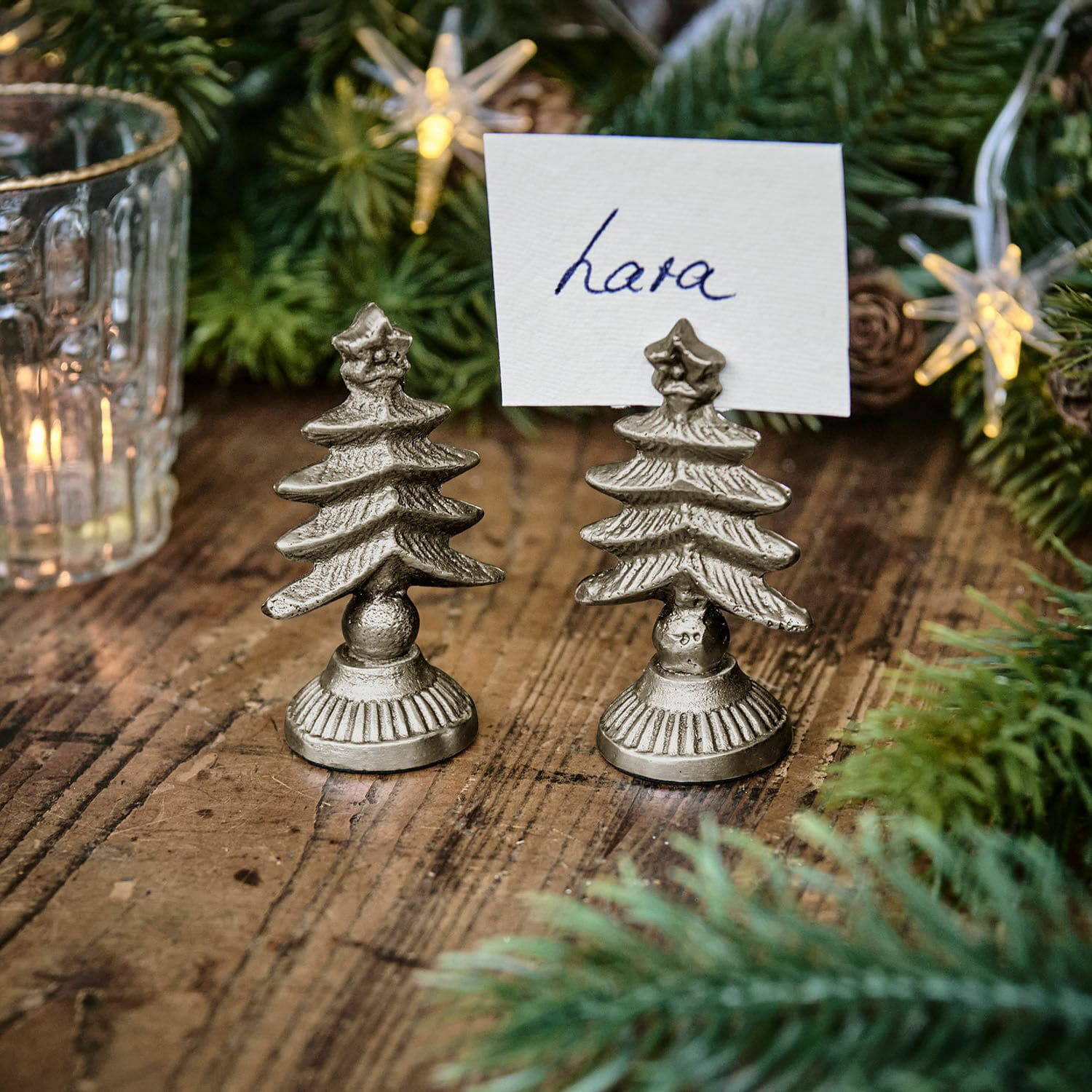 Lot de 2 porte-cartes Leovian Porte-cartes en métal argenté en forme de sapins sur table en bois avec décorations de Noël