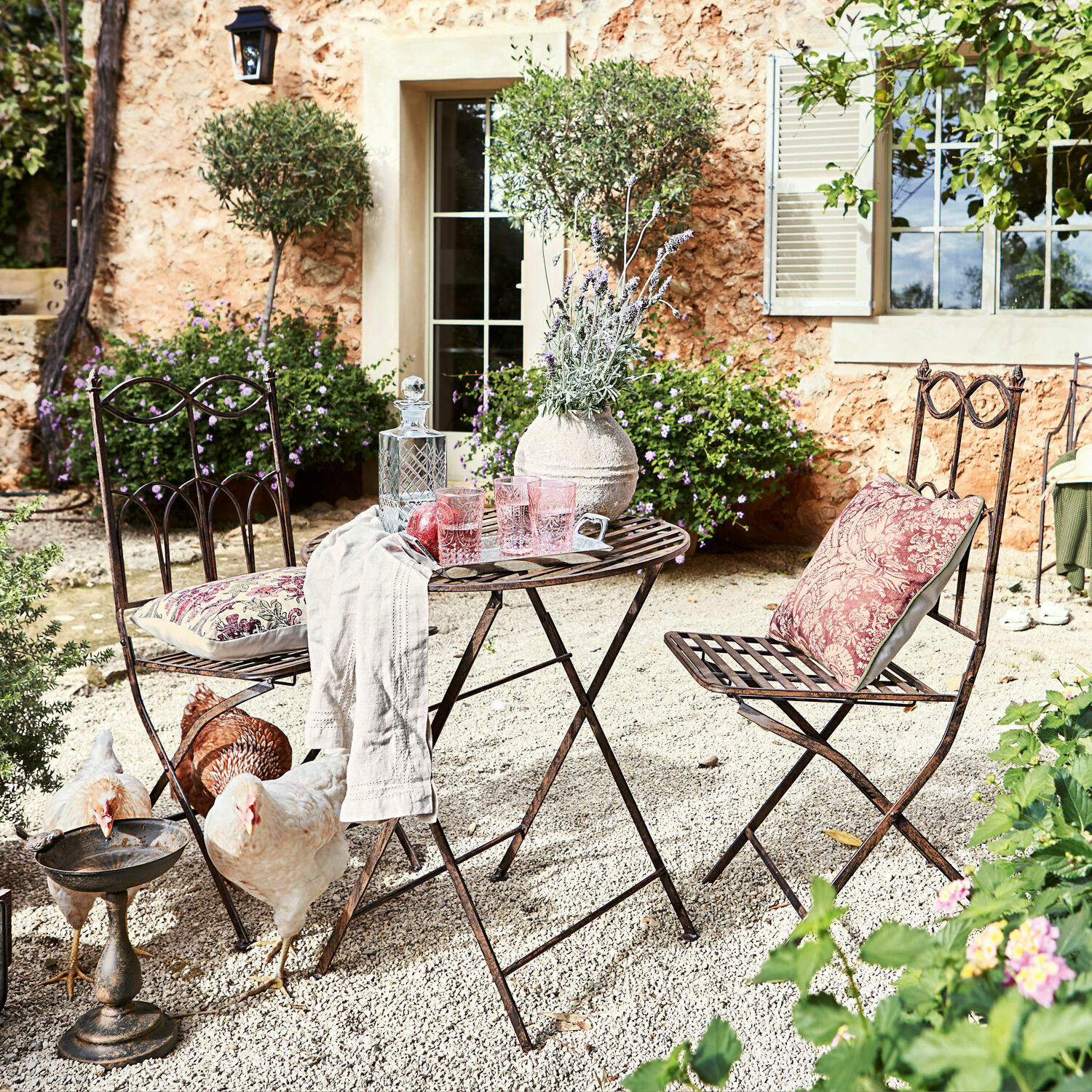 Salon de jardin Fieldbrook Ensemble de mobilier de jardin en métal avec table et chaises décorées de coussins dans un style rustique