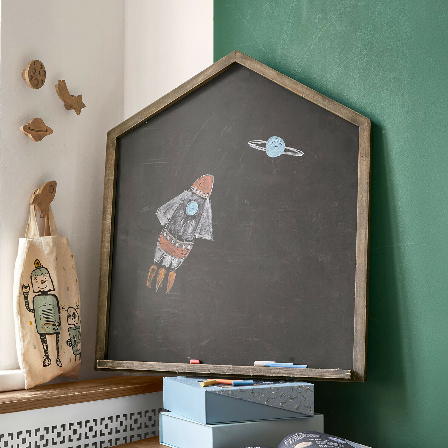 Krijtbord Oaklynne Schoolbord in huisvorm met houten lijst en tekening van raket en planeet in kinderkamer