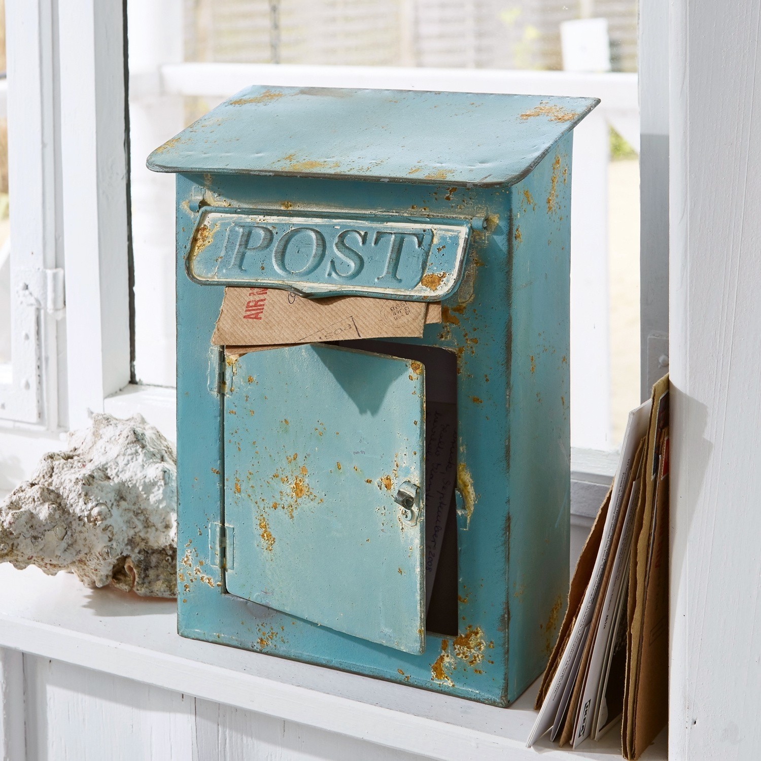 Decoratieve brievenbus Boîte Postale Blauwe metalen brievenbus met verweerde look en open deur met zichtbare post