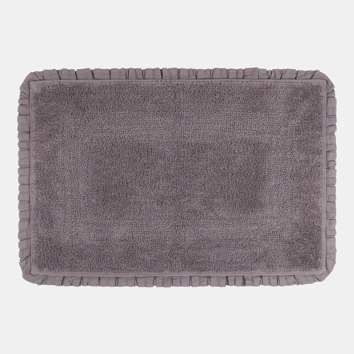taupe Zachte badmat Jasmin in taupekleur met geplooide rand en natuurlijke slippers erop