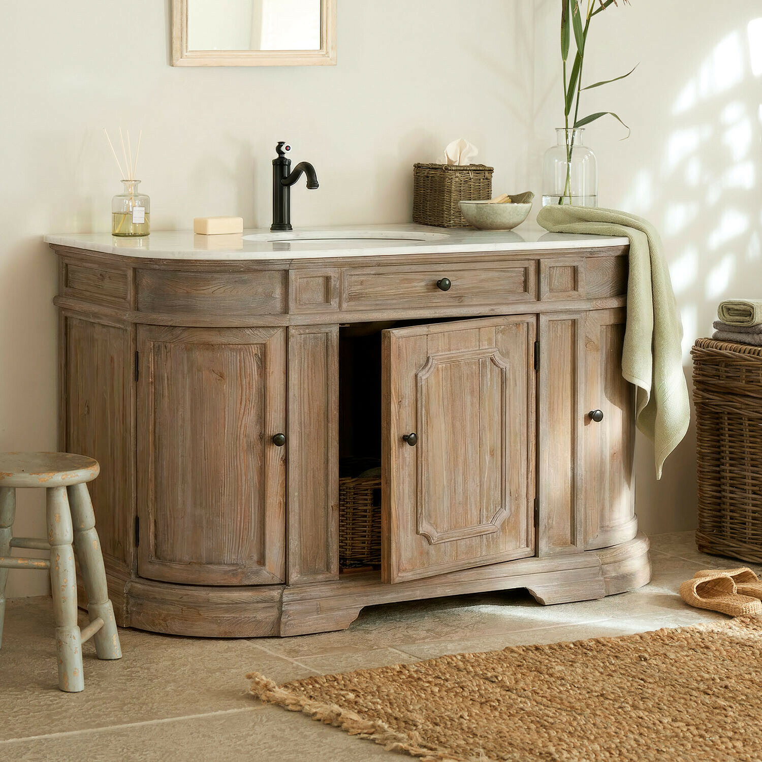 Meuble et vasque Pembroke Meuble de salle de bain en bois avec plan en marbre, robinet noir et accessoires naturels, serviettes