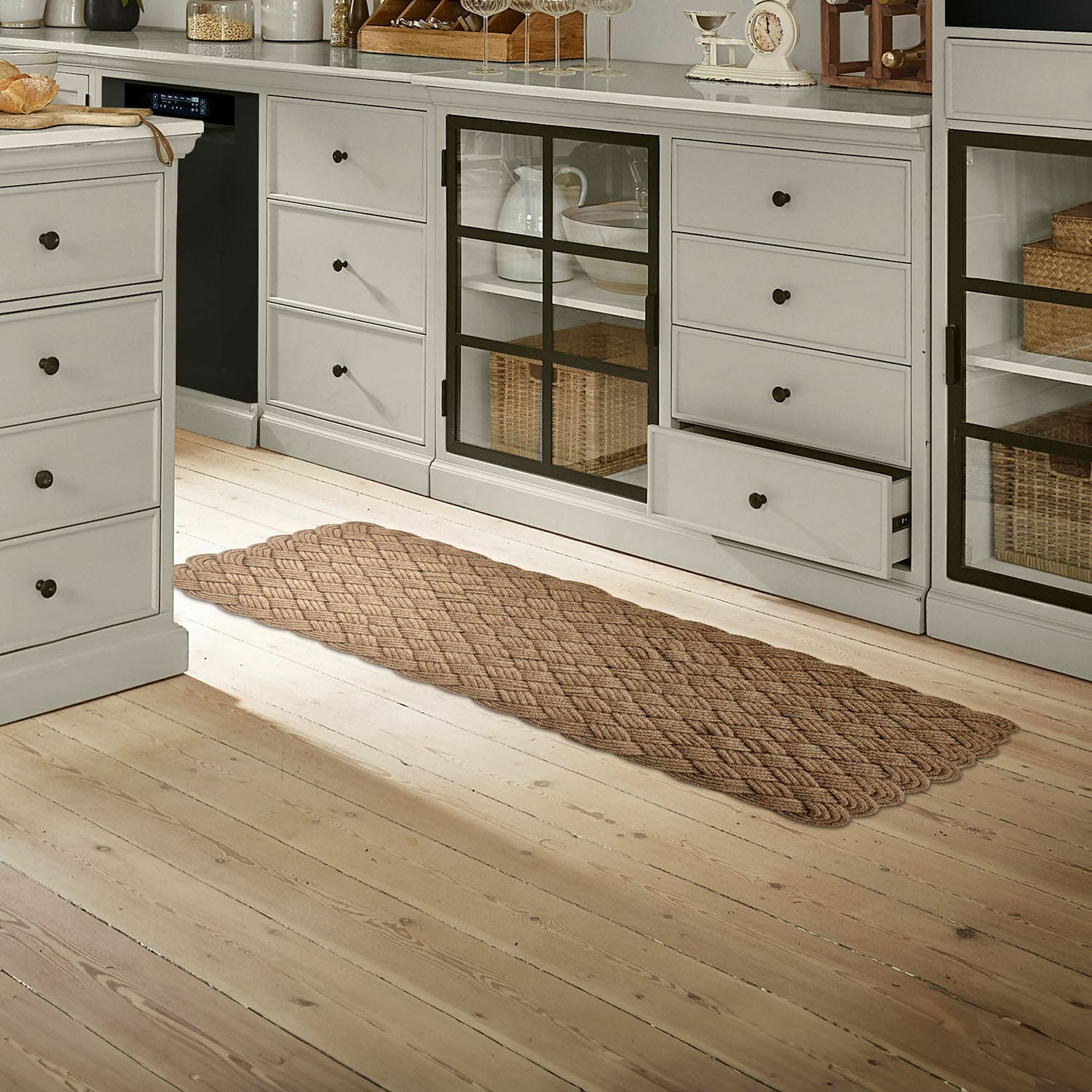 Loper Hildas Bruine gevlochten vloerkleed op lichte houten vloer in keuken met grijze kasten