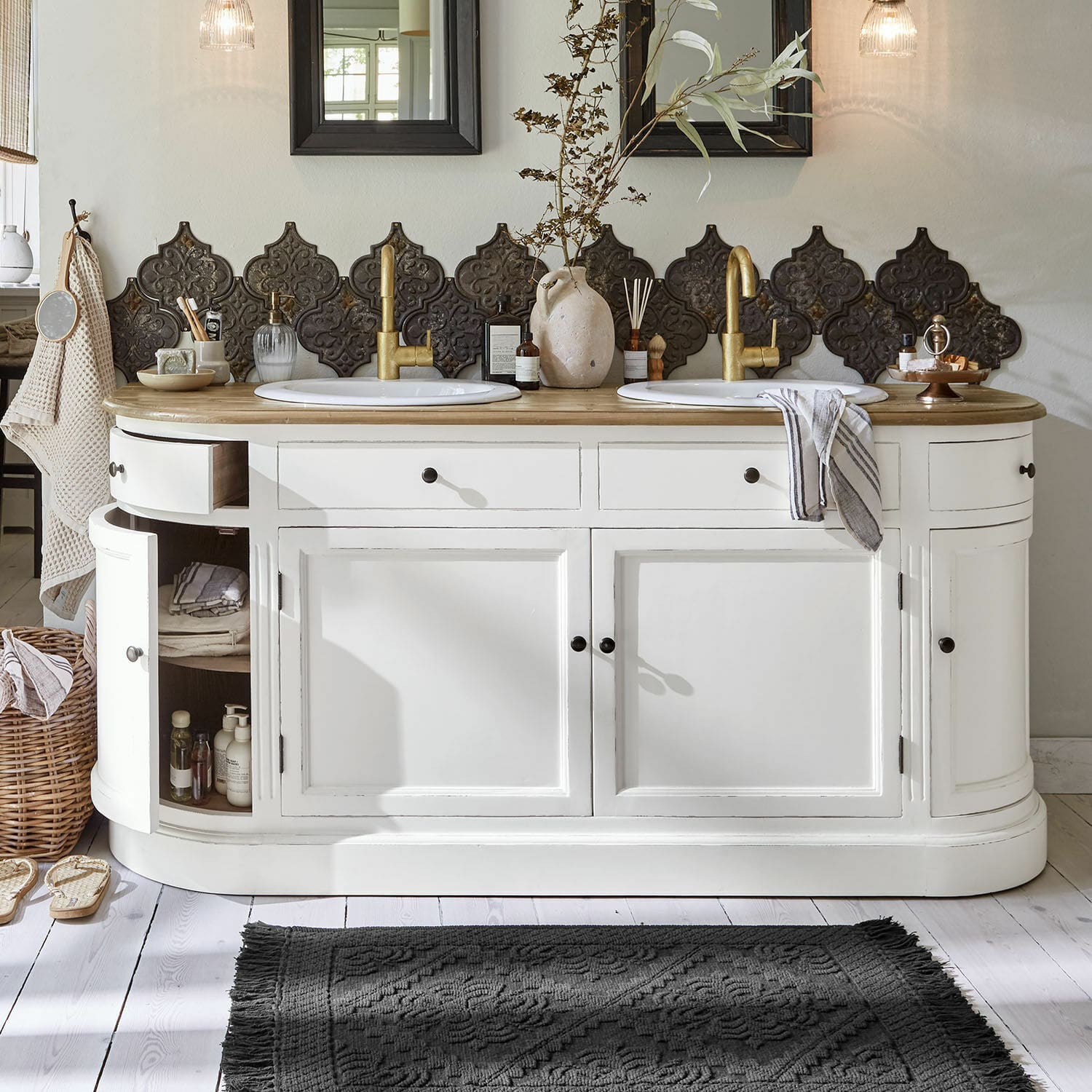Dubbele wastafel Louisiana Witte houten badkamerkast met dubbele wastafel en gouden kranen, decoratieve wandtegels