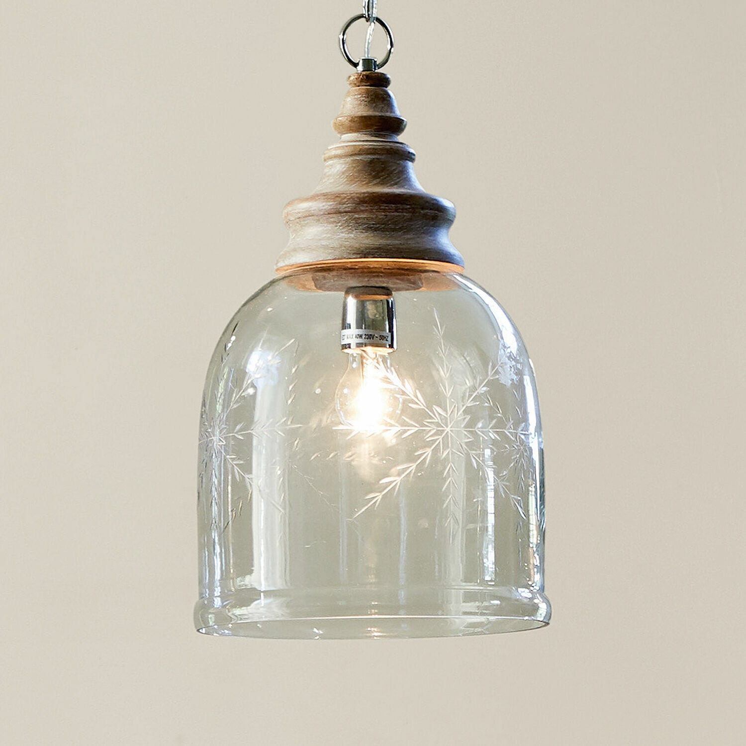 Hanglamp Bretterly Glazen hanglamp met gegraveerd sneeuwvlokpatroon en natuurlijk houten element