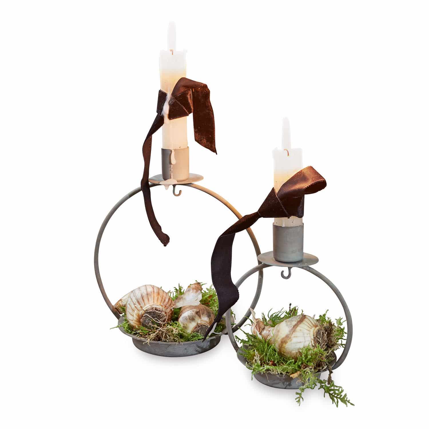 Kaarsenhouder set van 2 Nirrat Metalen kandelaar met twee witte kaarsen, versierd met schelpen en groen mos