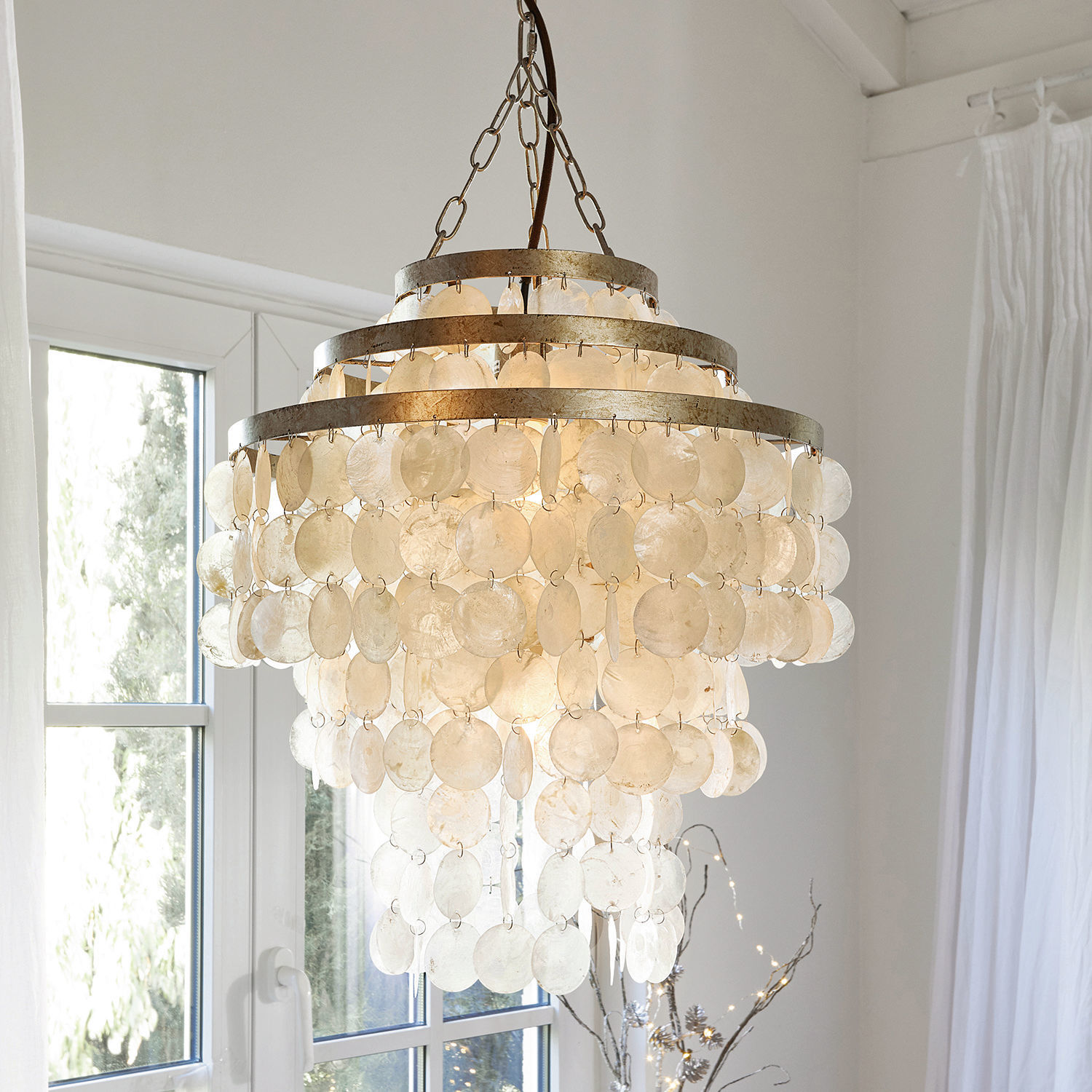 Lustre Runa Suspension décorative en coquillages blancs ronds avec structure métallique, éclairage d'intérieur élégant