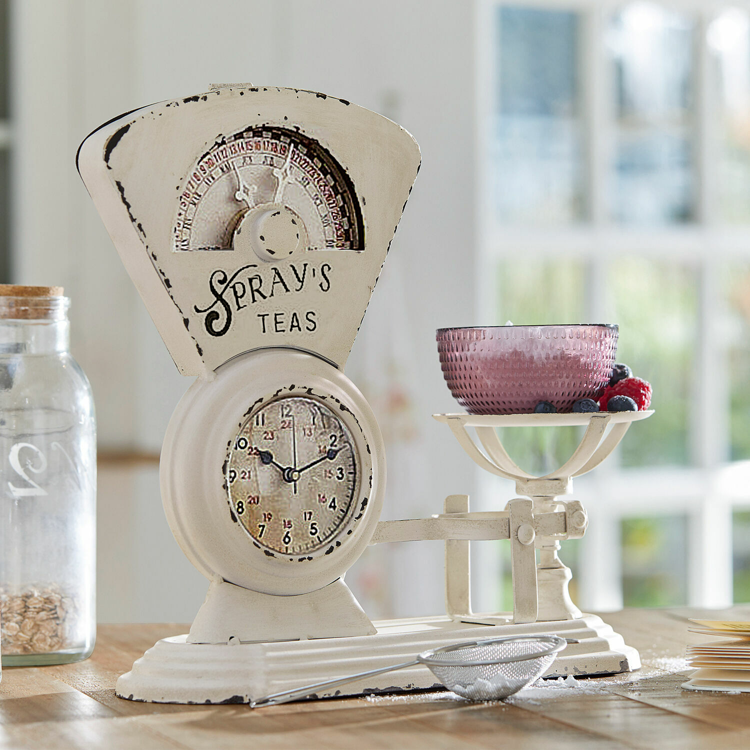 Horloge Balances Balance de cuisine vintage en métal blanc avec bol rose et fruits frais sur table en bois