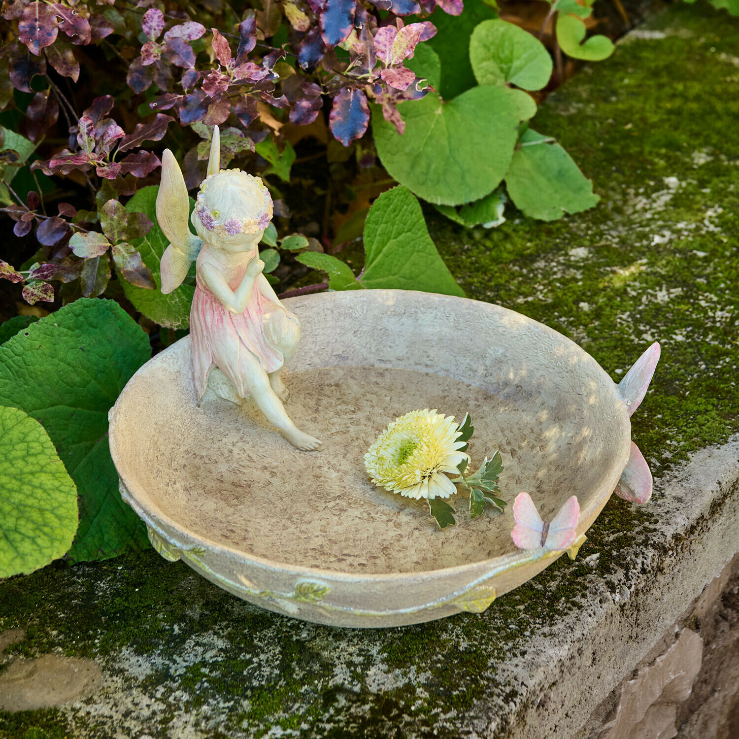 Abreuvoir à oiseaux Finnedra Bassin décoratif de jardin avec une figurine de fée et des papillons pastel sur un mur en pierre