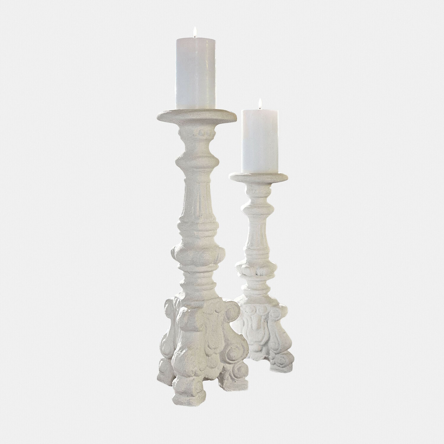 Lot de 2 bougeoirs Chaverny Ensemble de deux chandeliers blancs ornés avec bougies blanches, décoration intérieure élégante