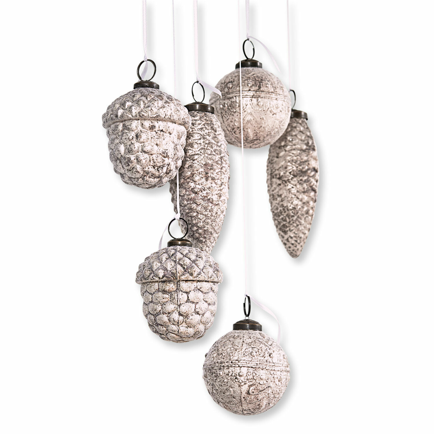 Lot de 6 décorations de Noël Quirat Ensemble de six décorations de Noël en forme de pommes de pin et glands avec finition blanche vieillie