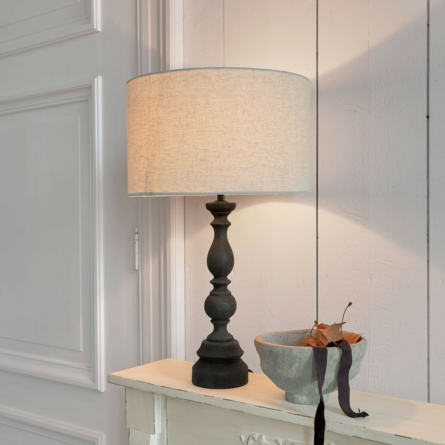 Lampe à poser Freydaal Lampe de table avec base noire et abat-jour beige dans un intérieur clair, décoration élégante