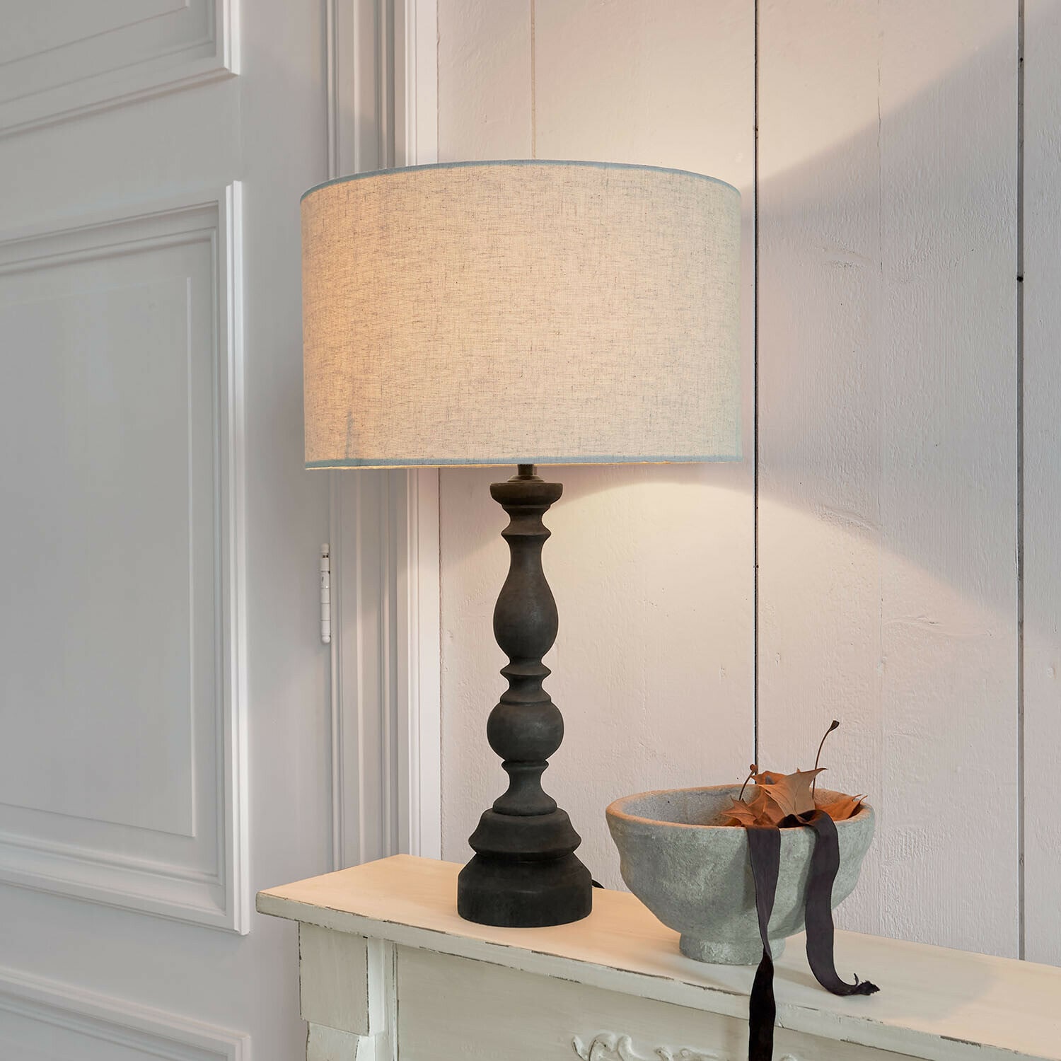 Lampe à poser Freydaal Lampe de table avec base noire et abat-jour beige dans un intérieur clair, décoration élégante