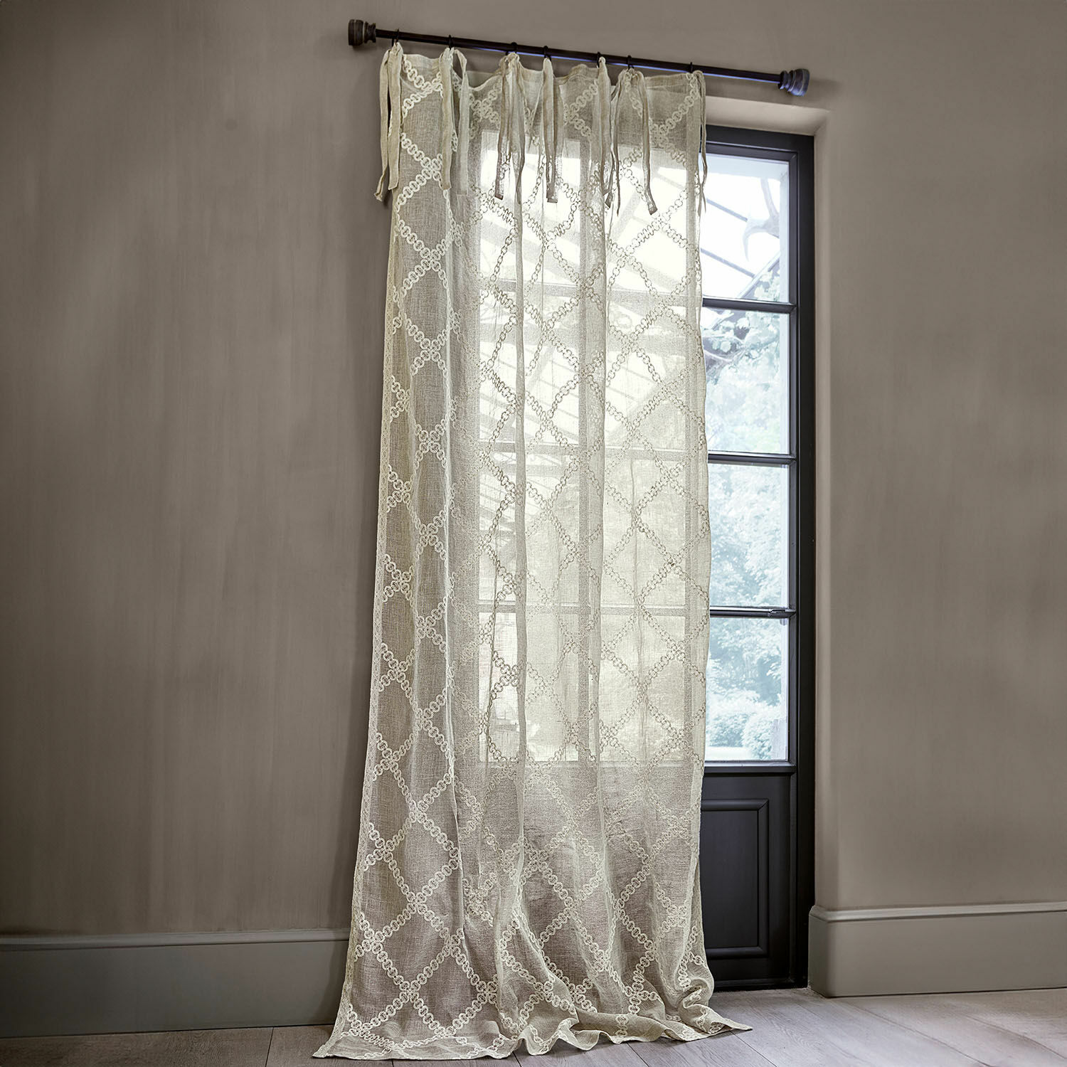 Gordijn Kalidah Beige gordijn van lichte stof met geborduurd patroon, decoratie voor woonkamerraam