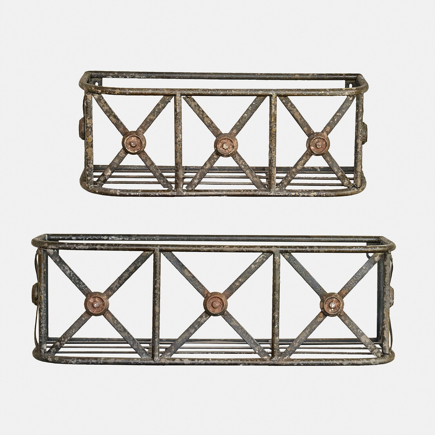 Set van twee metalen wandplanken in vintage stijl met decoratief patroon en roestige afwerking